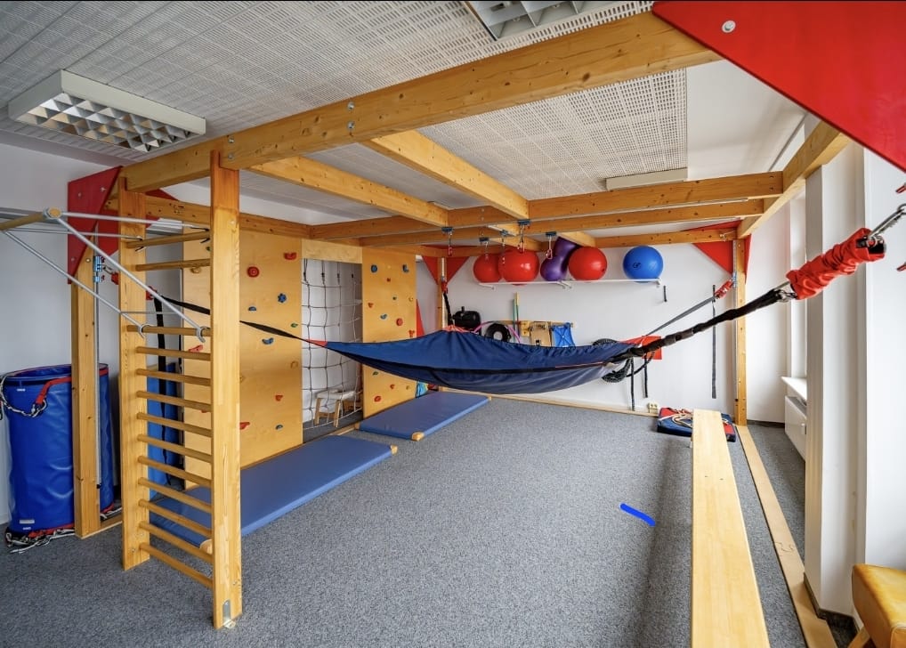 Bewegungsraum mit Hängematte, Kletternetz und Gymnastikbällen