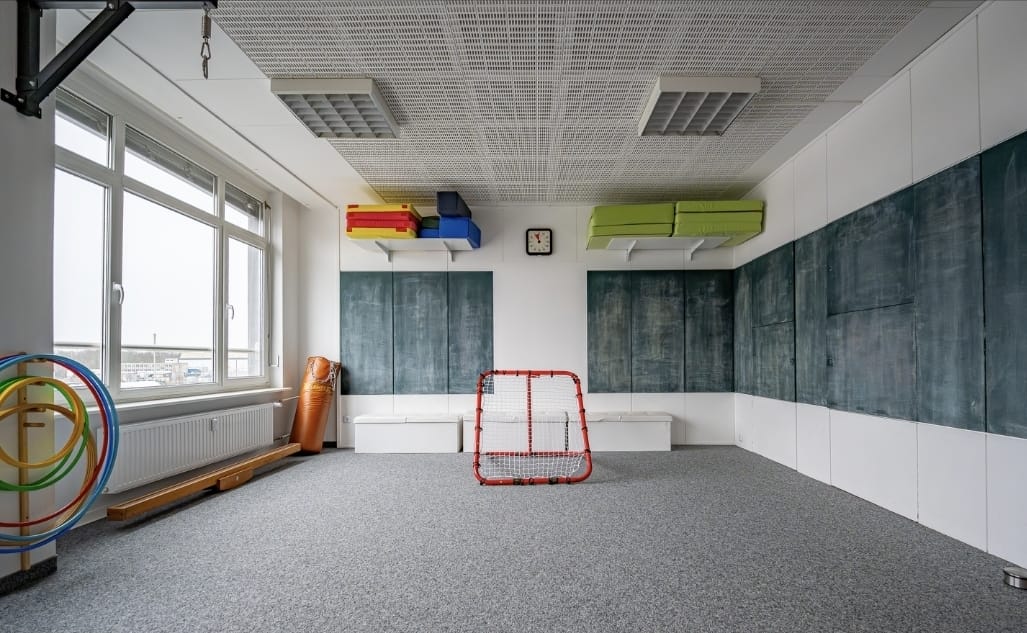 Freie Bewegungsfläche mit Reifen, Bällen und einem Balltrampolin